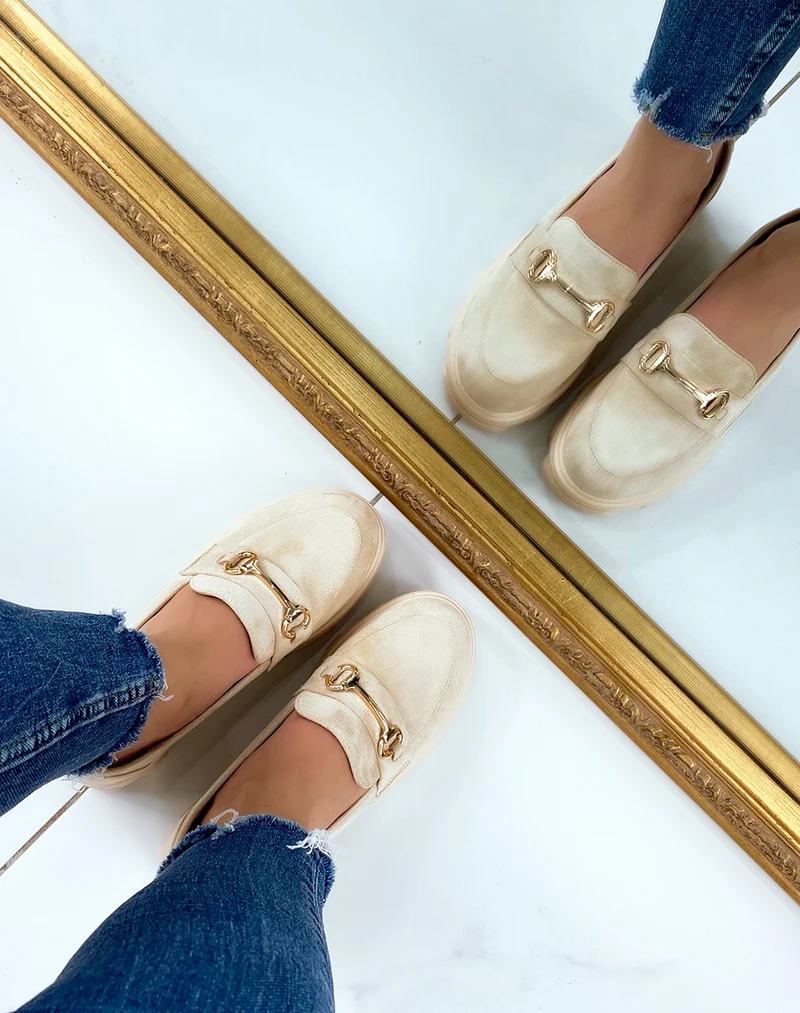 Mocassins en suédine beige à semelle épaisse et crantée