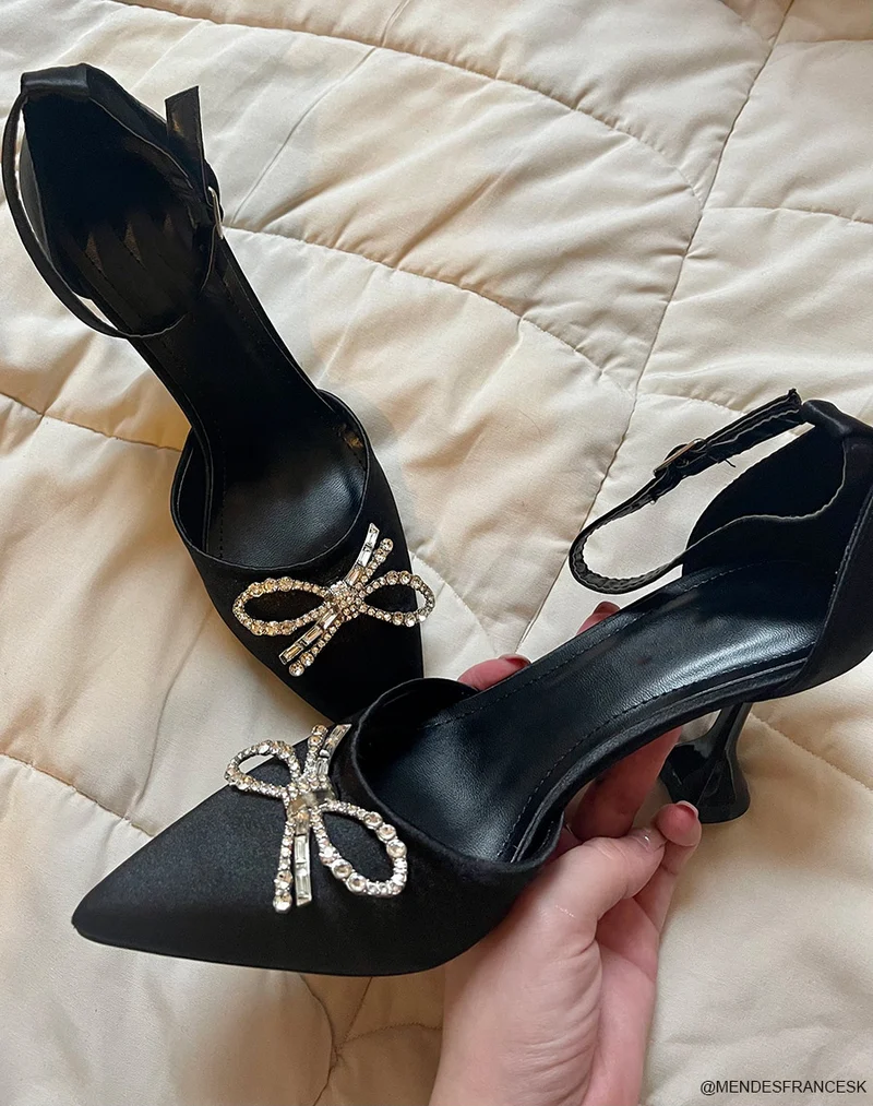 Escarpins noirs satinés à talon évasé