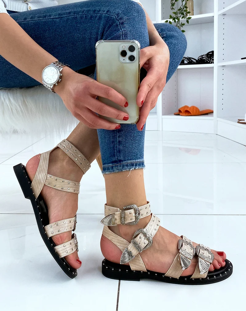 Sandales beiges à multiples brides ajustables cloutées