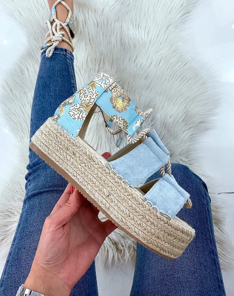 Compensées bleues à motifs asymétriques à lacet et semelle en toile de jute