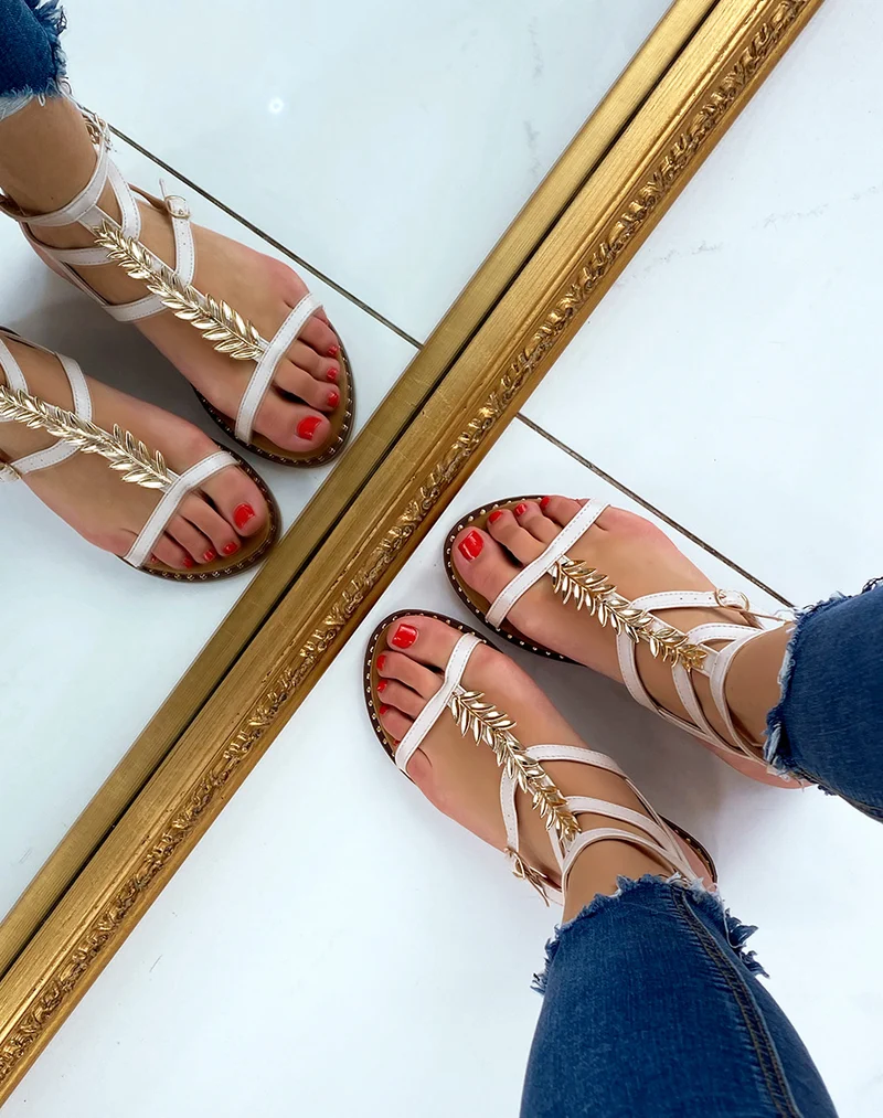 Nu-pieds beige avec détail en forme de feuille dorée