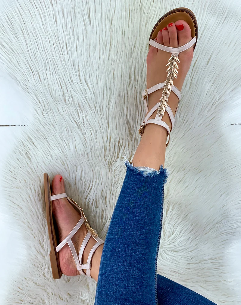 Nu-pieds beige avec détail en forme de feuille dorée