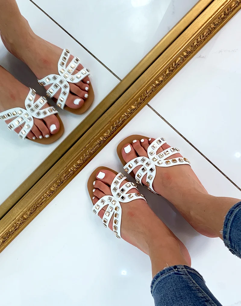 Mules blanches à multiples brides ornées de clous
