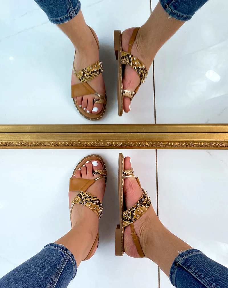 Nu-pieds camel et effet snake ornés de clous