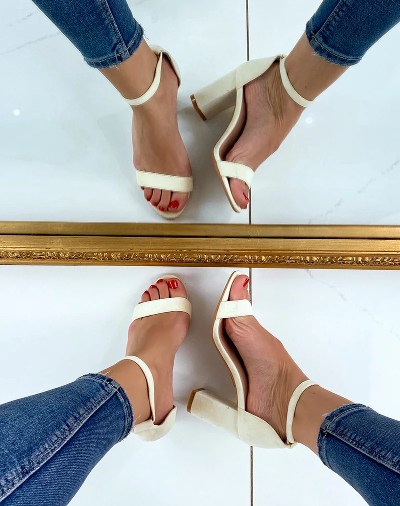 Sandales à talon en suédine jaune pastel à fines lanières