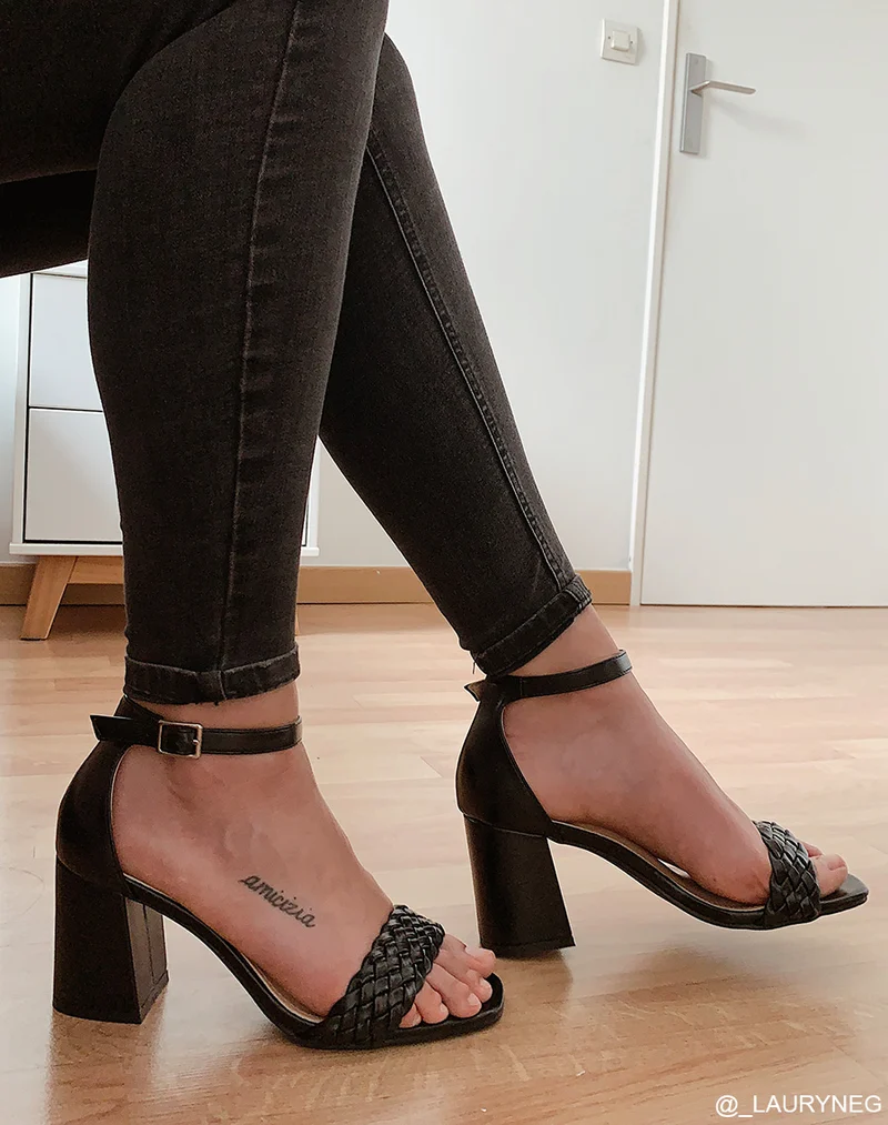 Sandales à talon carré noires tressées