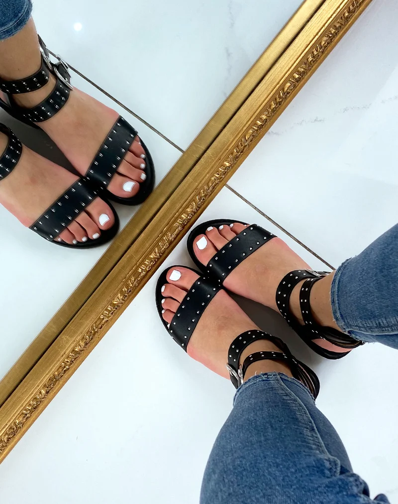 Nu-pieds noirs à détails cloutés