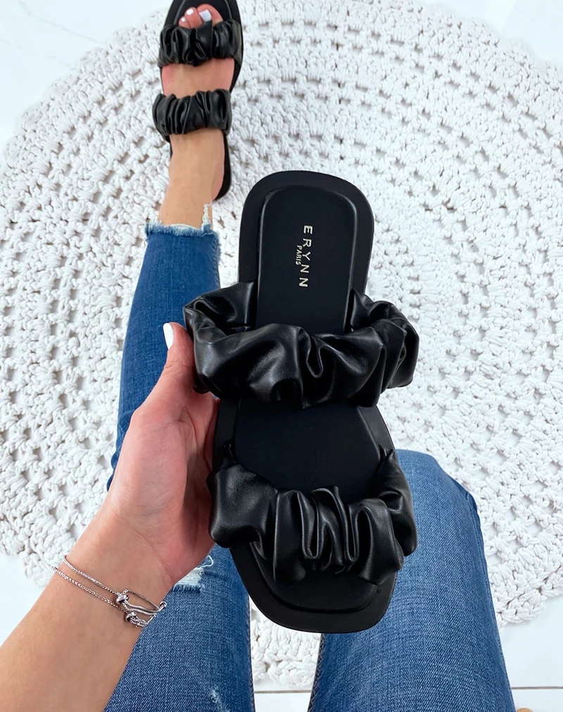 Sandales plates en simili cuir noires
