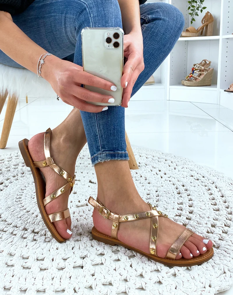 Nu-pieds cloutées couleur champagne