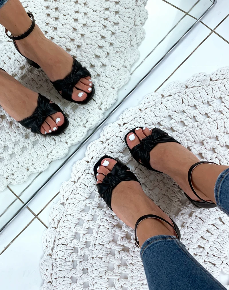 Sandales noires à brides nouées