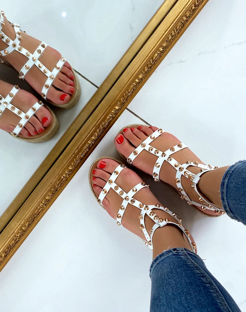 Nu-pieds compensés blancs cloutés