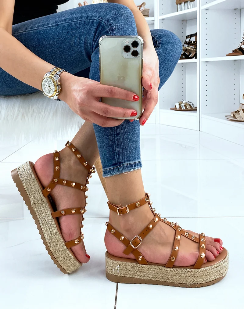Nu-pieds compensés camel cloutés