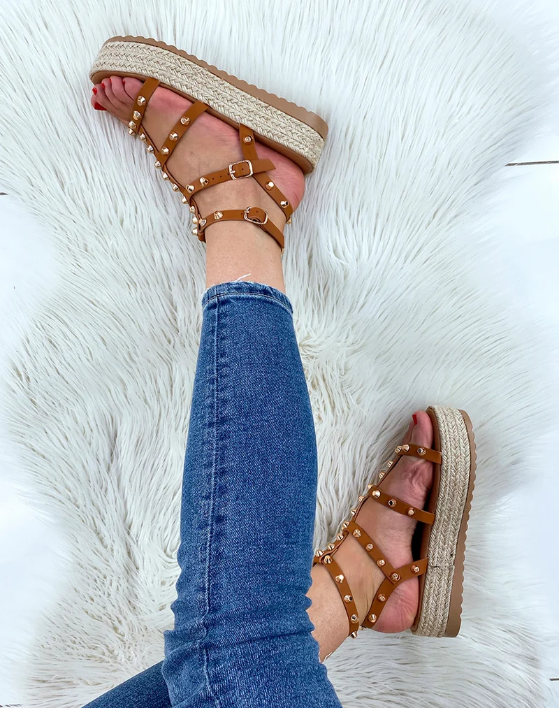 Nu-pieds compensés camel cloutés