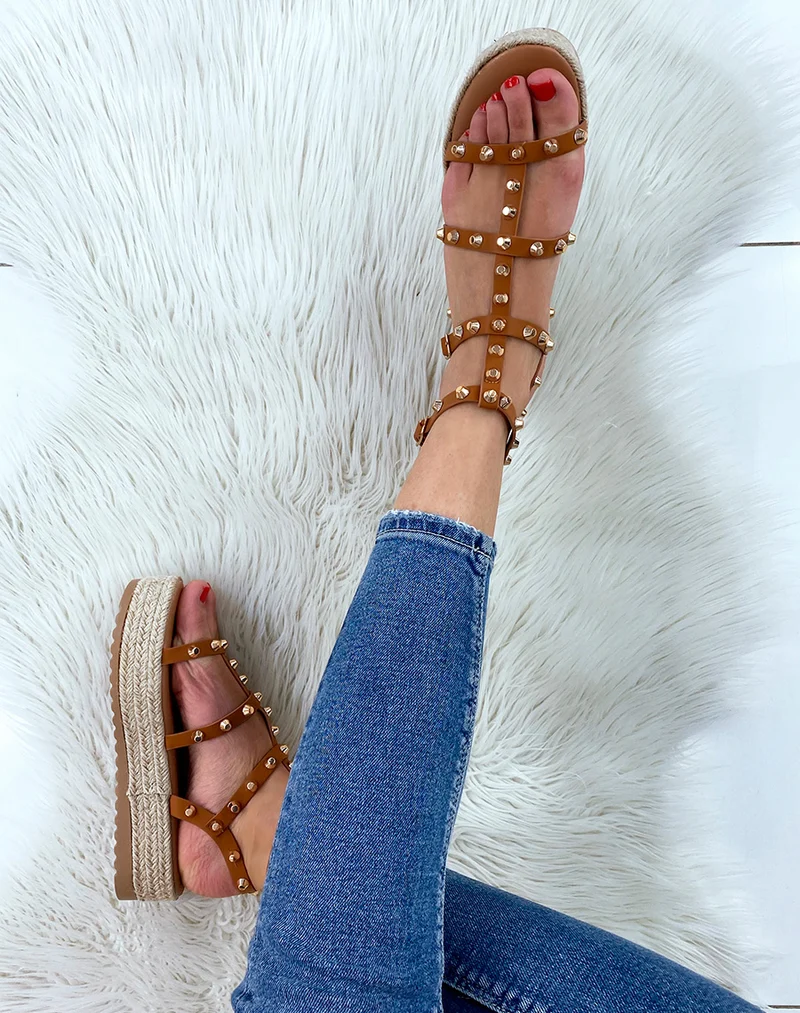 Nu-pieds compensés camel cloutés