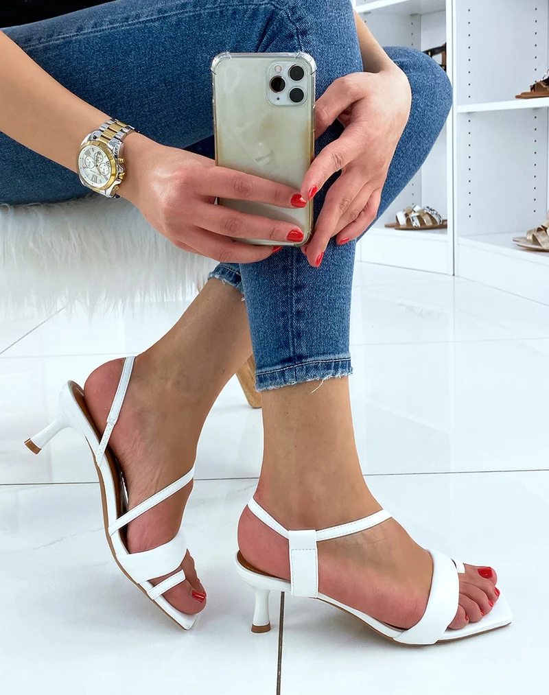 Sandales à talon blanches à brides asymétriques
