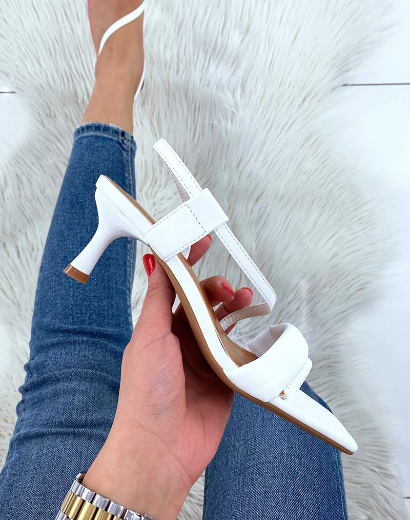 Sandales à talon blanches à brides asymétriques
