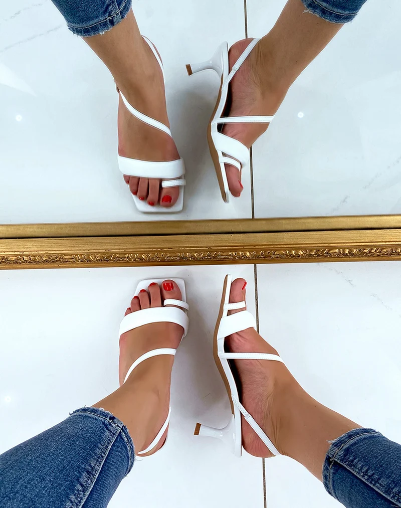 Sandales à talon blanches à brides asymétriques