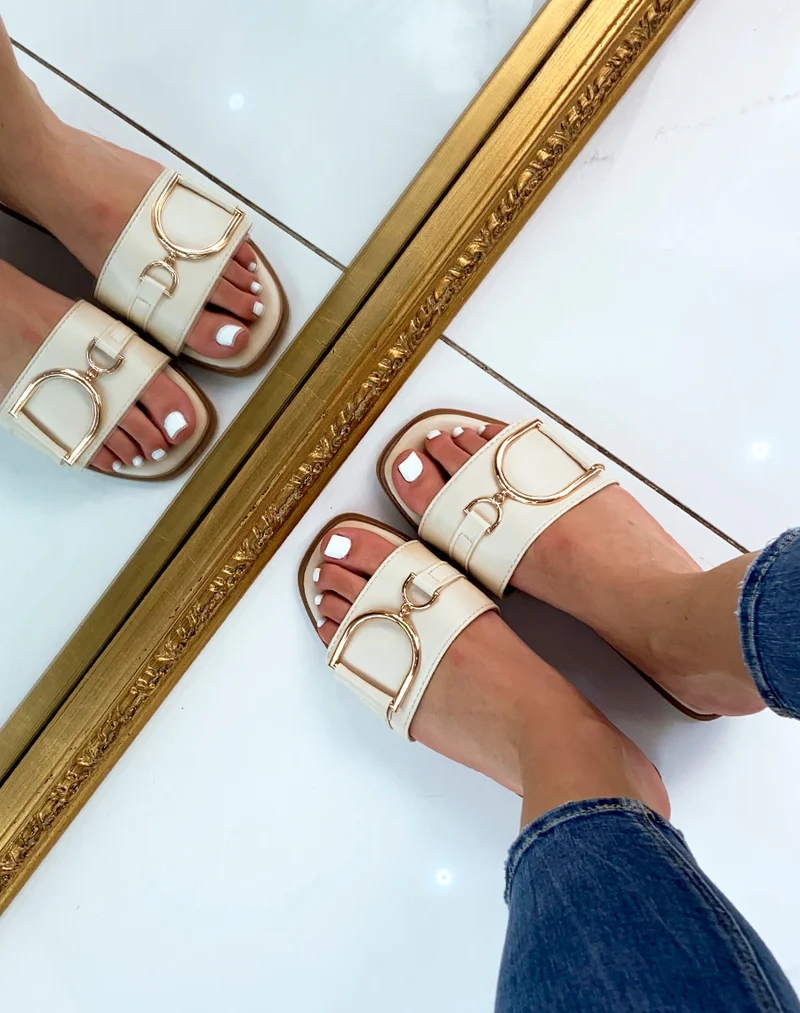 Mules beiges à détail doré