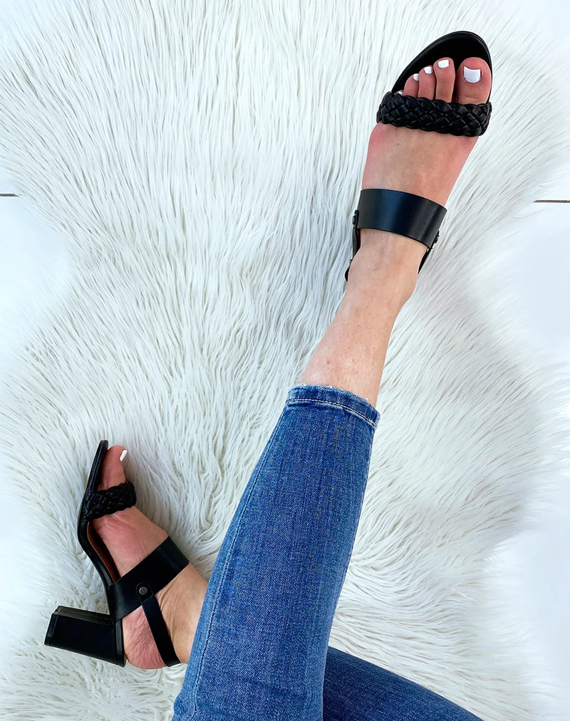 Sandales noires à bride tressé et épaisse