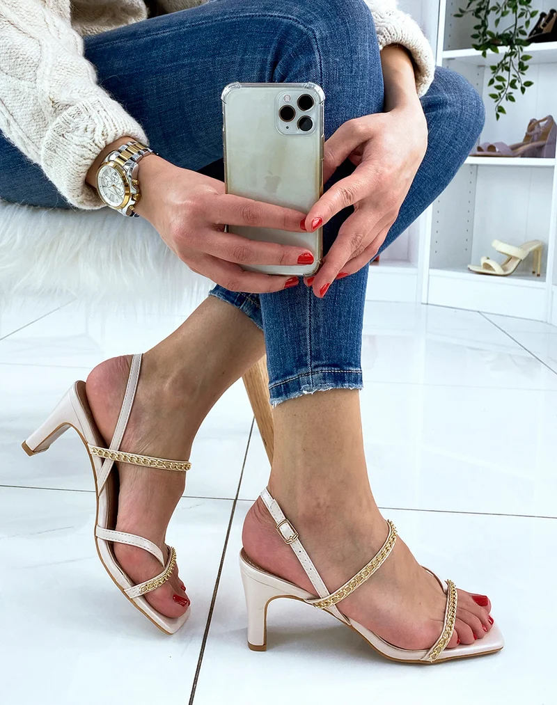 Sandale beige à lanière et chaînes dorées