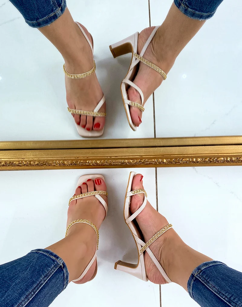 Sandale beige à lanière et chaînes dorées
