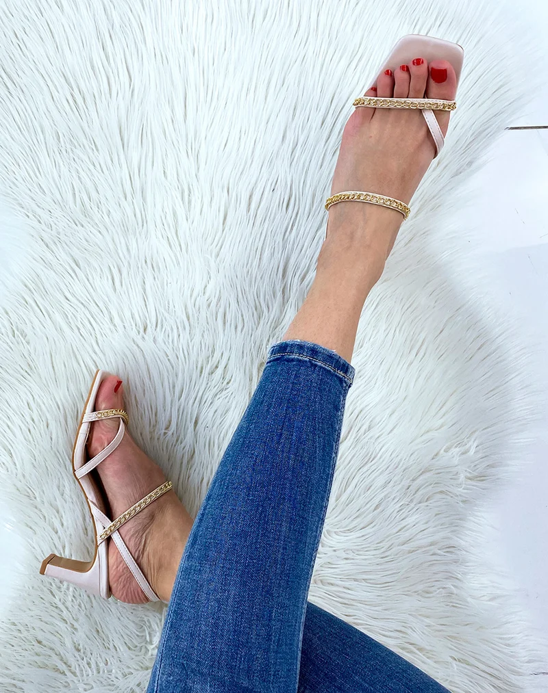 Sandale beige à lanière et chaînes dorées