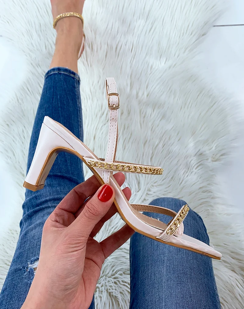 Sandale beige à lanière et chaînes dorées