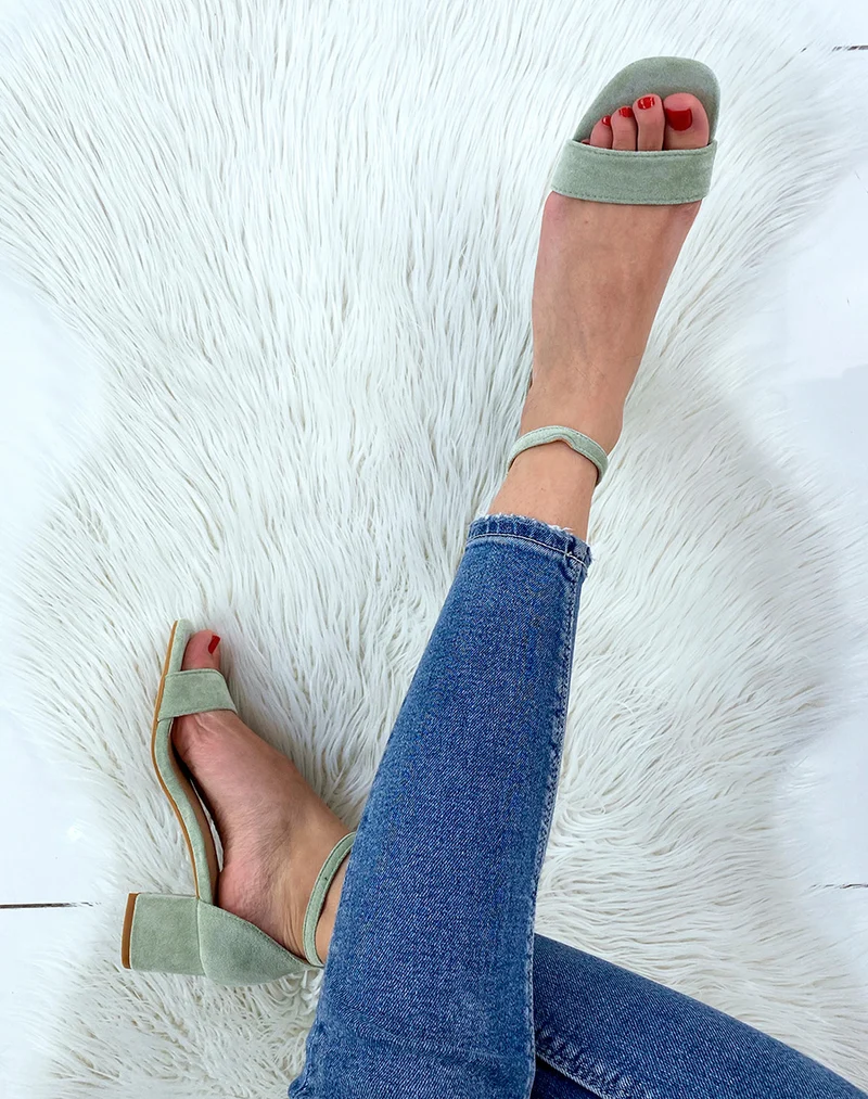 Sandale vert pastel en suédine à petit talon