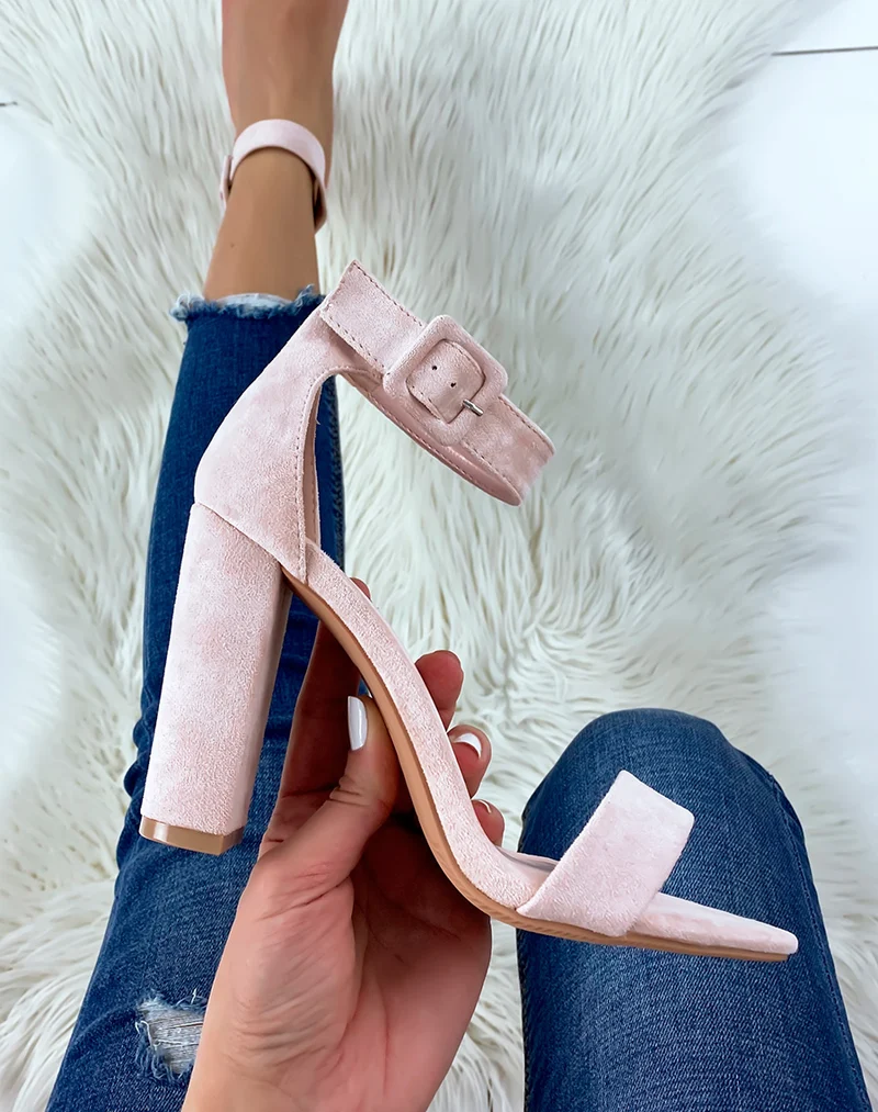 Sandales à talon en suédine rose à boucle carré