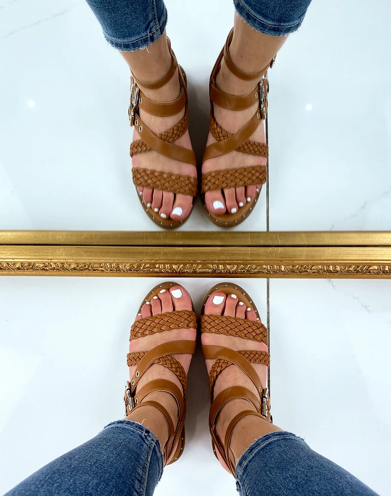 Nu-pieds camel à multiples brides tressées et lisses