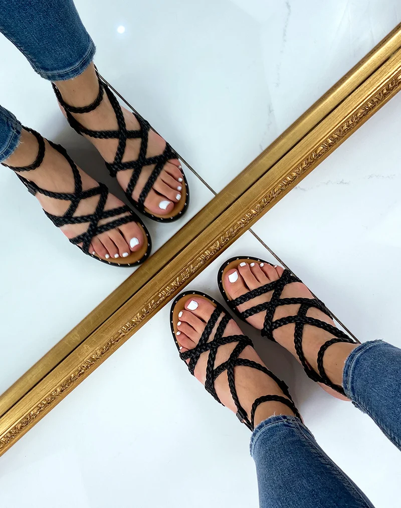 Nu-pieds noirs avec multiples brides tressées