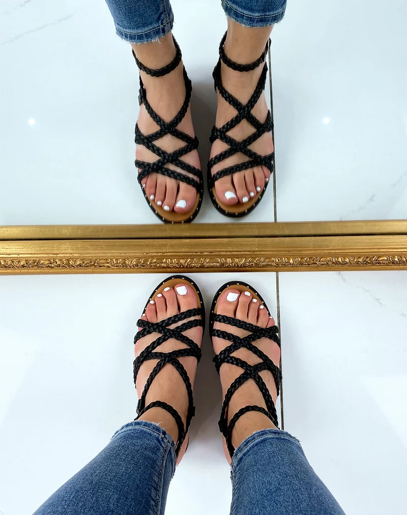 Nu-pieds noirs avec multiples brides tressées