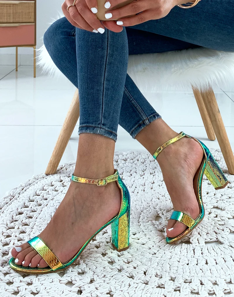 Sandales dorées holographiques effet python à talons carrés