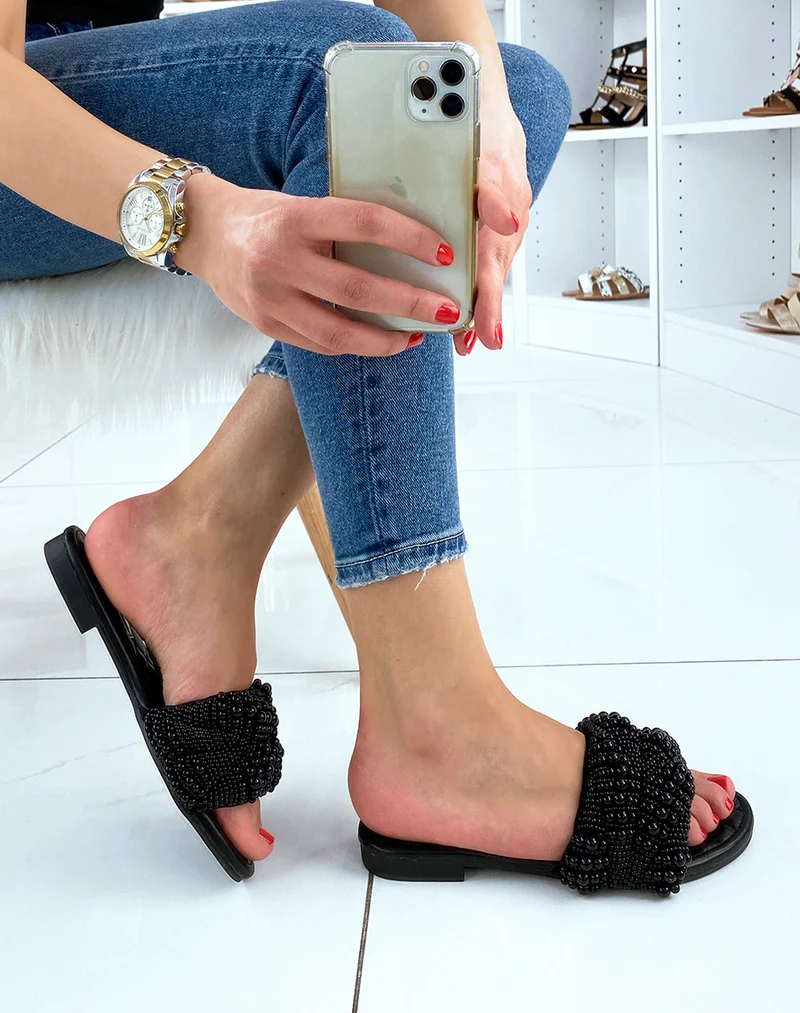 Mules noires ornées de perles noires