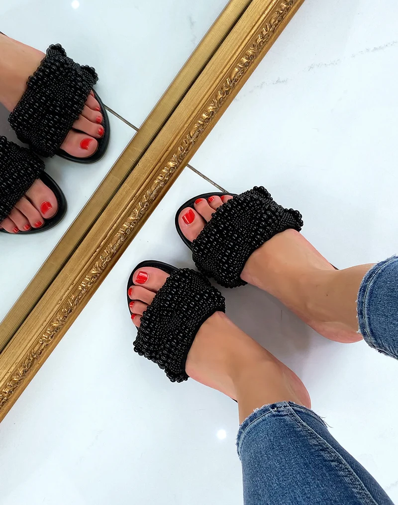 Mules noires ornées de perles noires