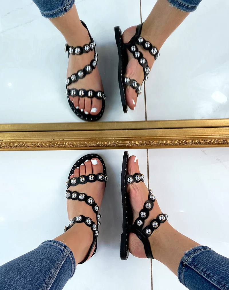 Nu-pieds noirs à lanières arrondies et cloutées