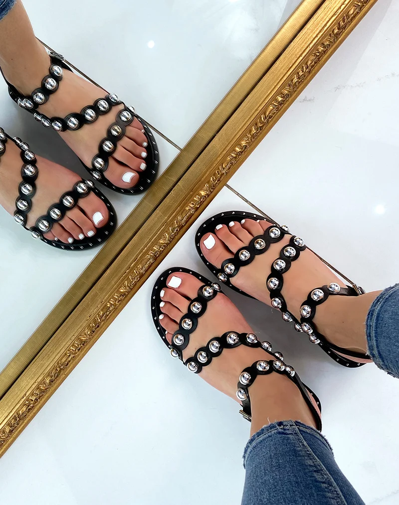 Nu-pieds noirs à lanières arrondies et cloutées