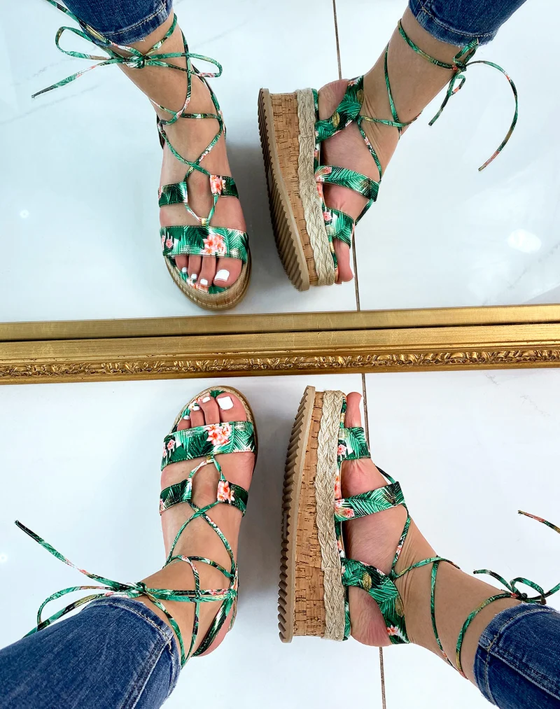 Sandales compensées à motif fleuri vert