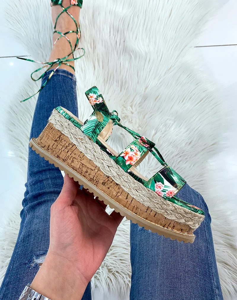 Sandales compensées à motif fleuri vert