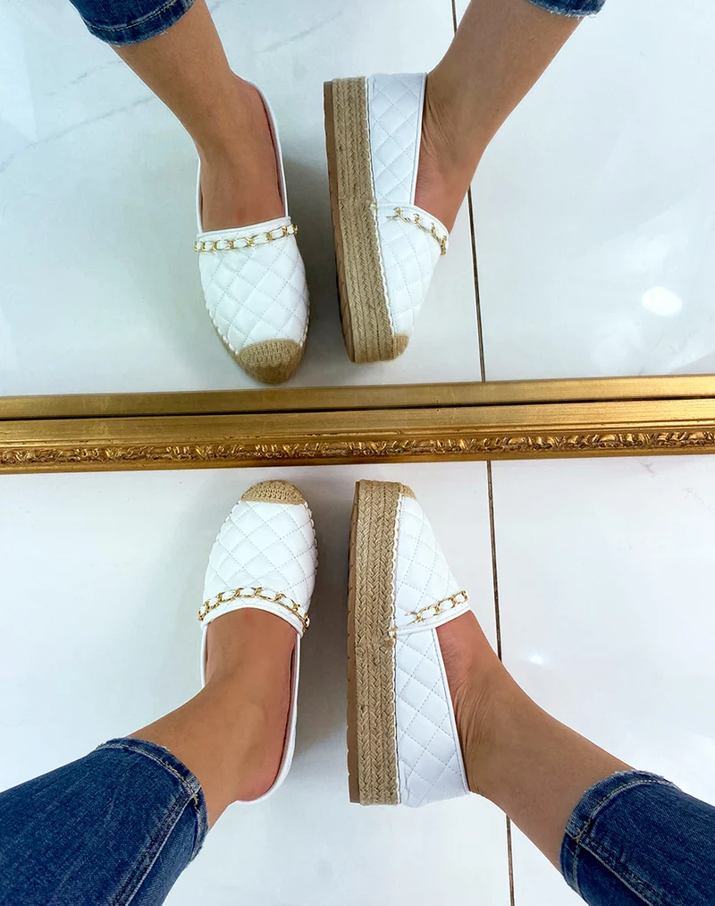Espadrilles blanches matelassés à fine chaîne dorée