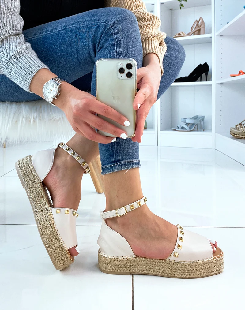 Espadrilles beiges ornées de clous dorés