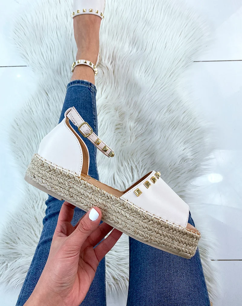Espadrilles beiges ornées de clous dorés