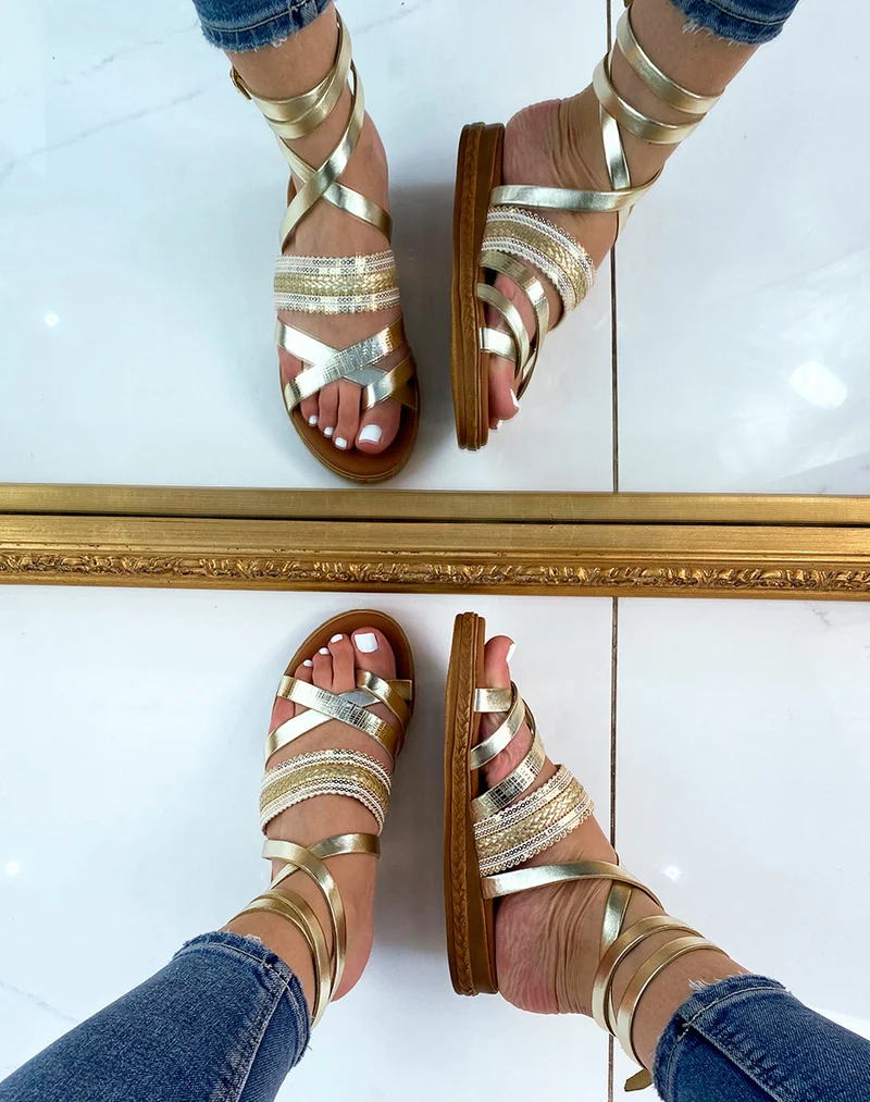 Nu-pieds dorés en cuir à multiples brides