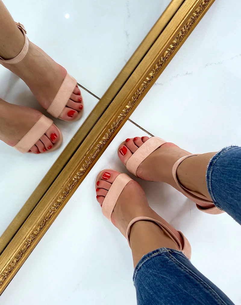 Sandales à talon en suédine rose poudré à boucle dorée