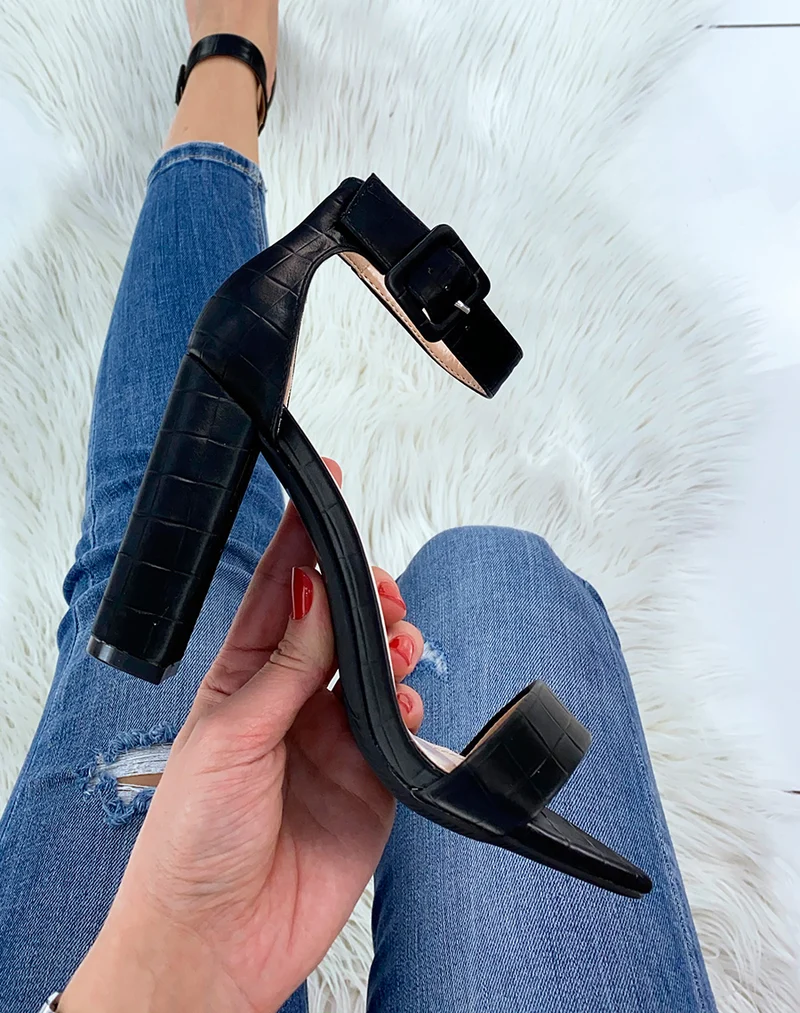 Sandales à talon noires effet croco à boucle carrée