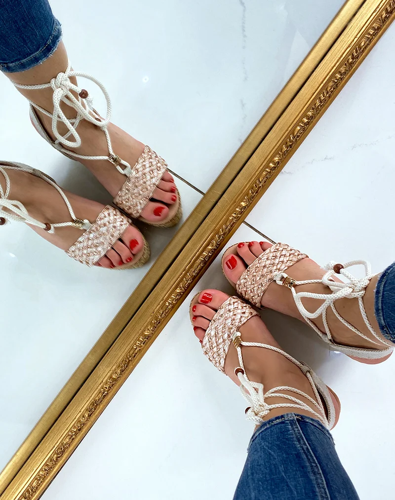 Compensées rose poudré à détails rose gold et dorés à lacet