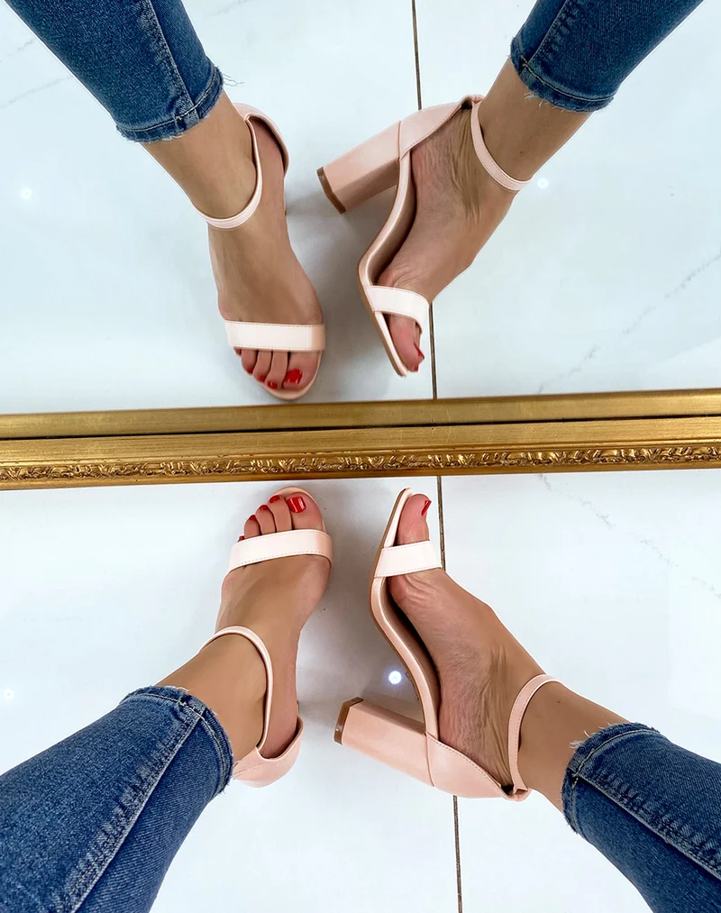 Sandales à talon rose poudré à fines lanières