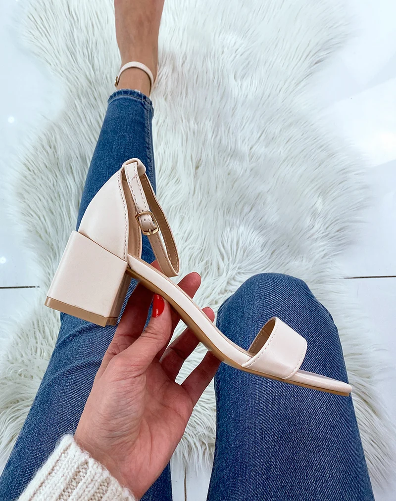 Sandale beige à petit talon carré