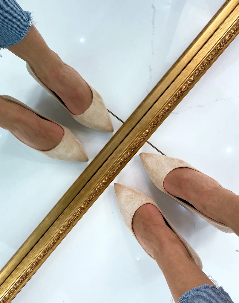 Escarpins pointus en suédine beige