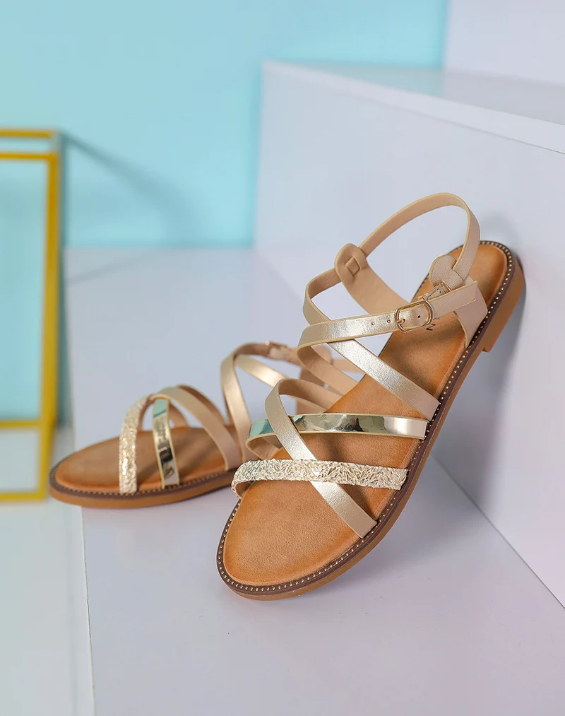 Nu-pieds dorée à brides métallisée et tressée